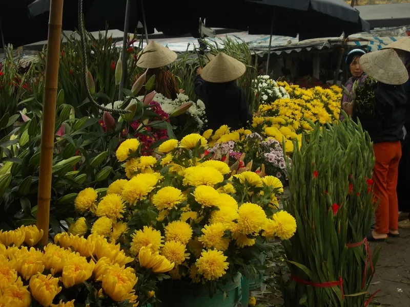 Cảnh chợ tết xưa ven sông thơ mộng