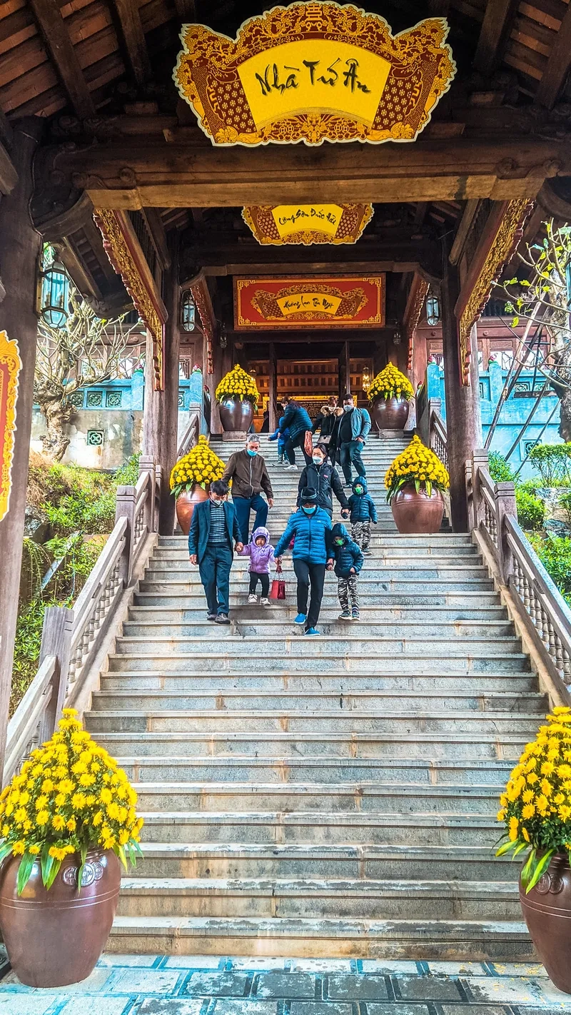 Ảnh khói hương chùa chiền ngày tết huyền