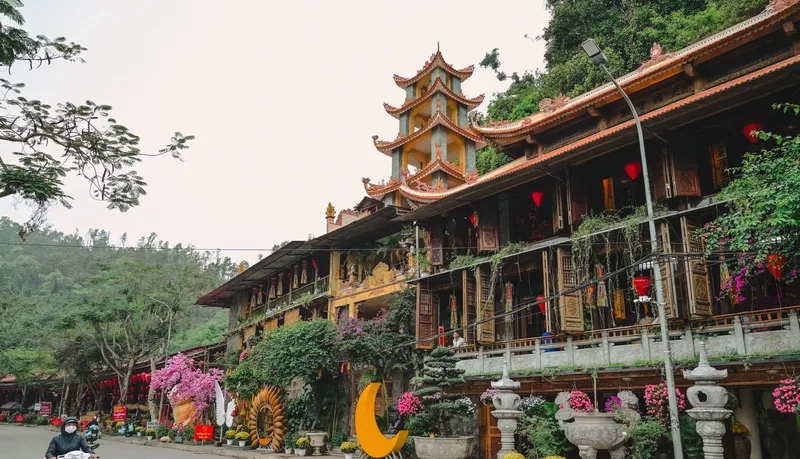 Ảnh chùa chiền ngày tết cho điện thoại