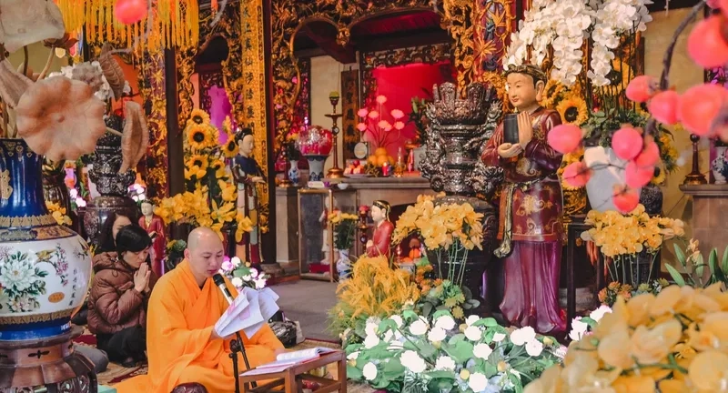 Ảnh chùa chiền ngày tết rực rỡ hoa tươi