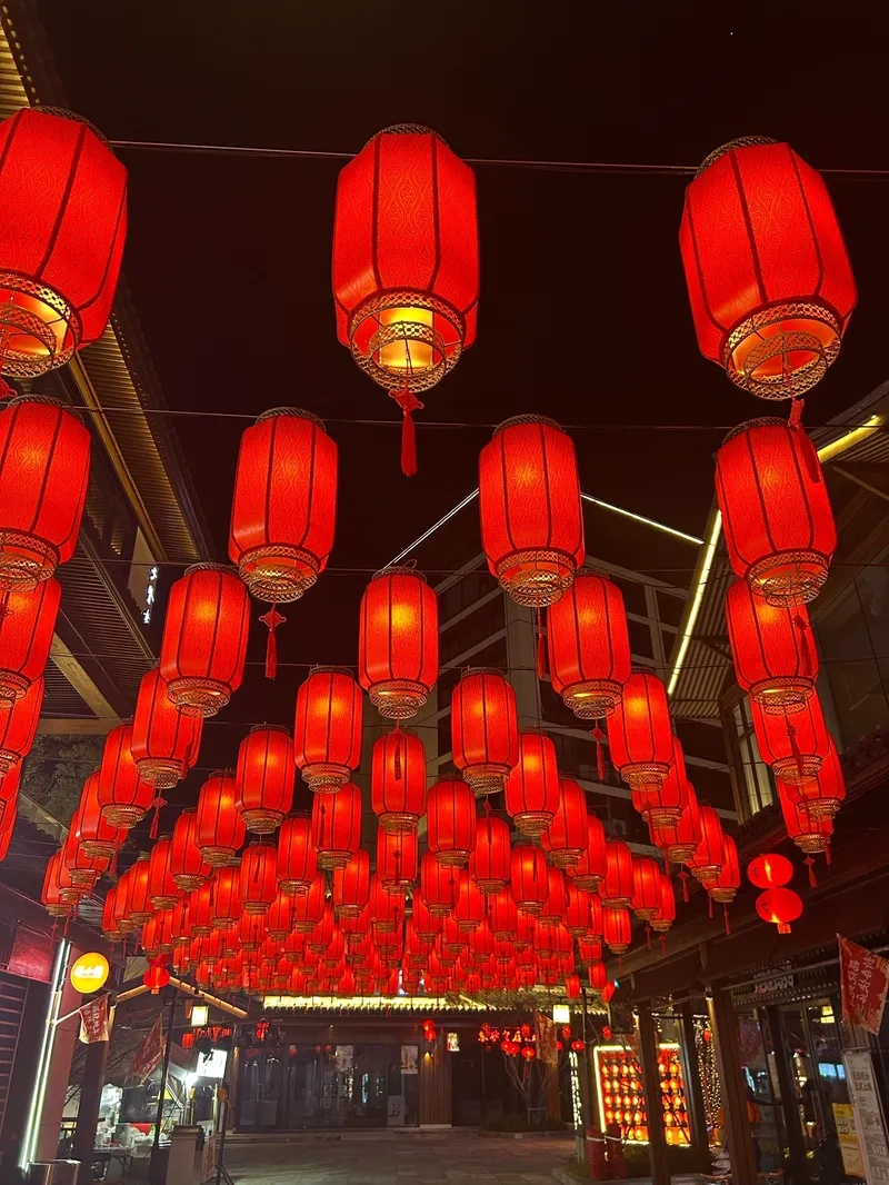 Xem ảnh hàng đèn lồng đỏ dài tắp