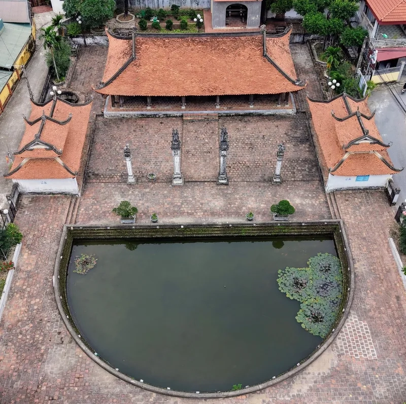 Cảnh lễ hội tết tại đình làng vui