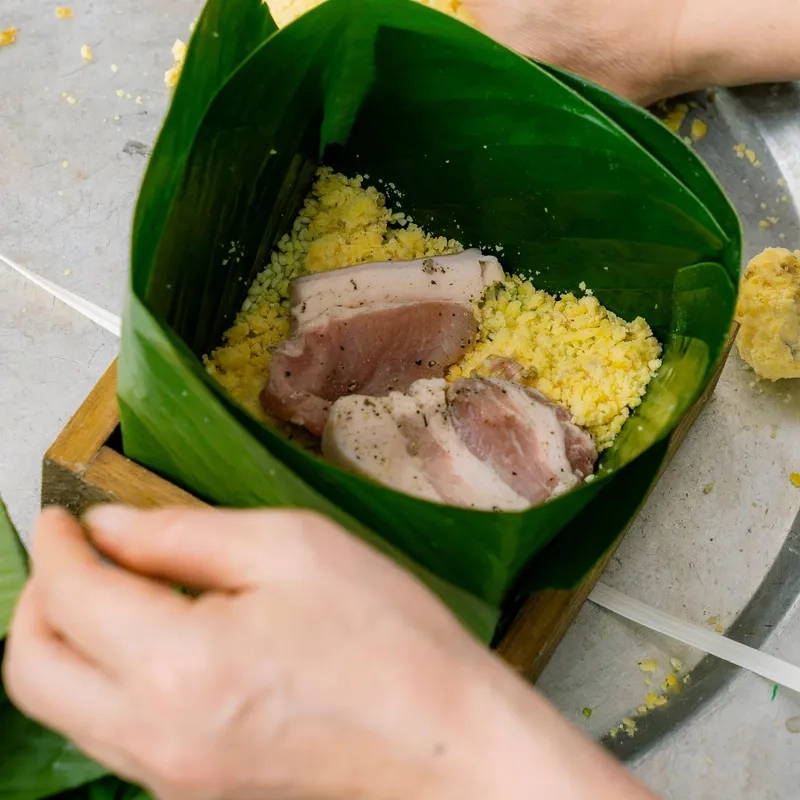 Xem ảnh gói bánh chưng tết xưa quý