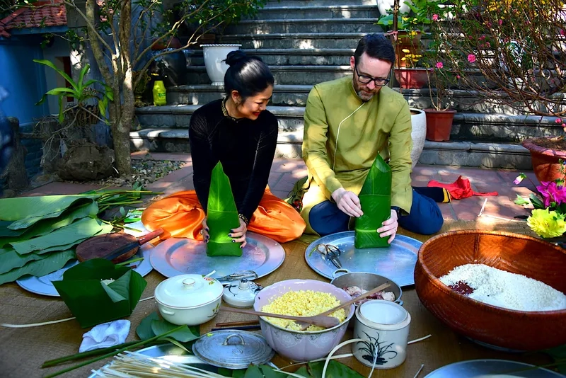 Tấm ảnh gói bánh chưng vui vẻ tết