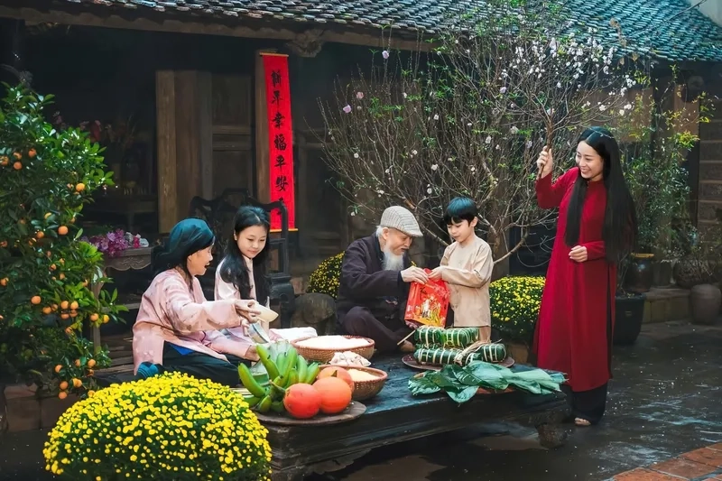 Cảnh gói bánh chưng ngày 28 tết nhộn