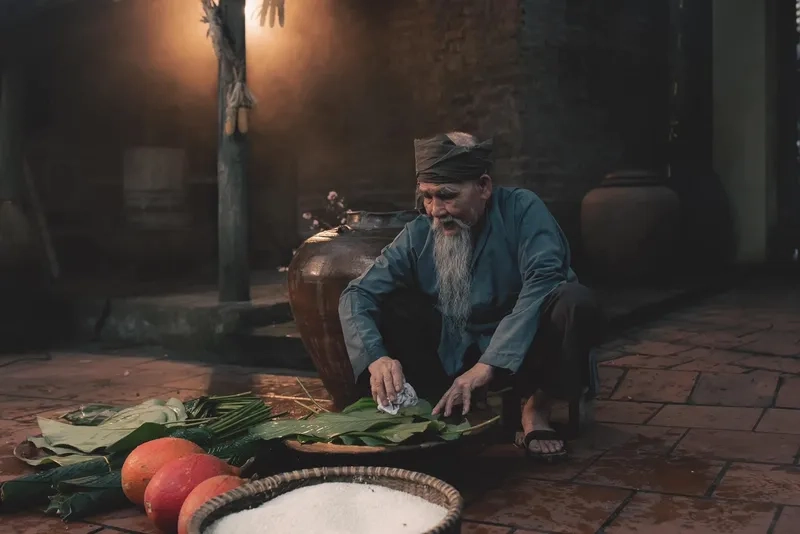 Tấm ảnh gói bánh chưng nhộn nhịp phố