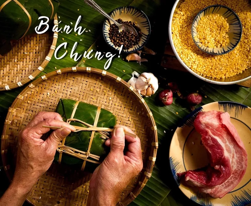 Tấm ảnh cả nhà gói bánh chưng vui