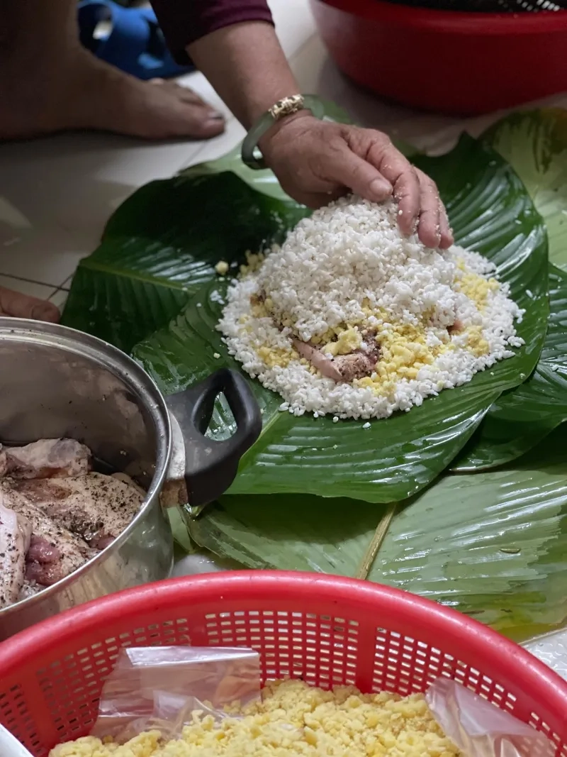 Cảnh gói bánh chưng xanh đón xuân rộ