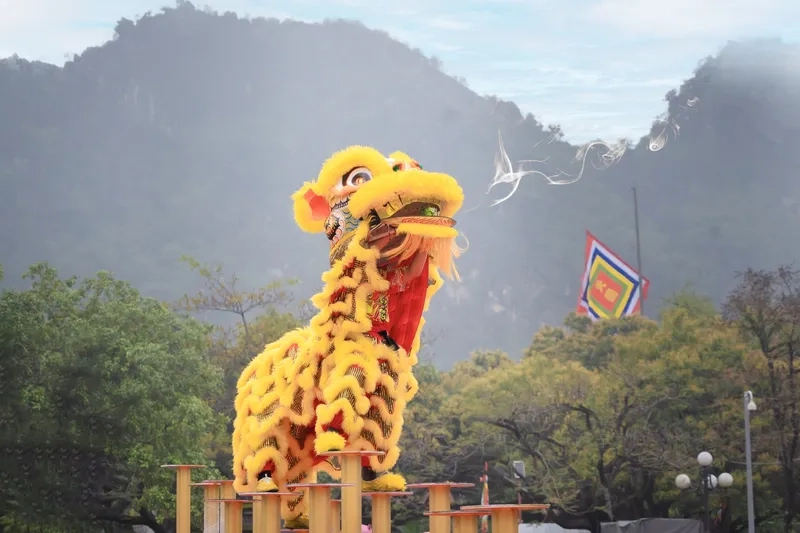 Màn múa lân rước hên vào nhà