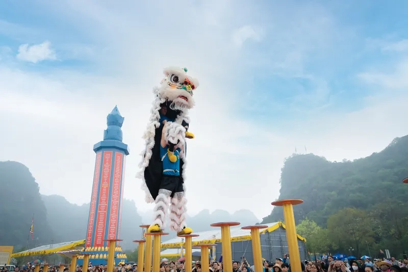 Cảnh múa lân tết nhộn nhịp phố