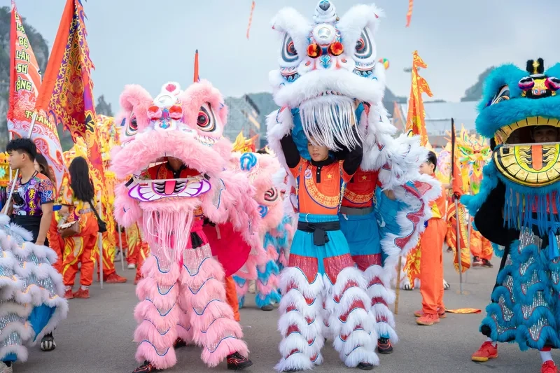 Cảnh múa lân rước tài lộc hên