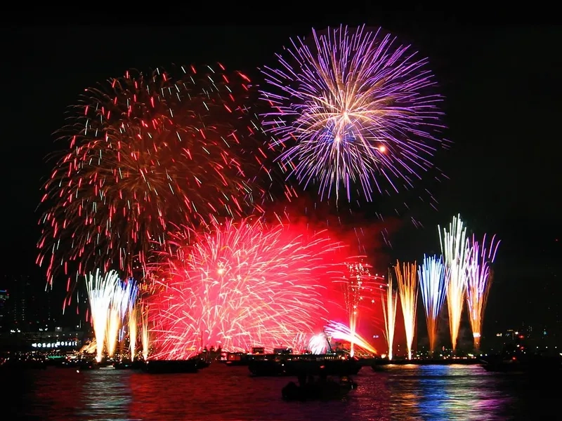 Xem pháo hoa giao thừa bên gia đình