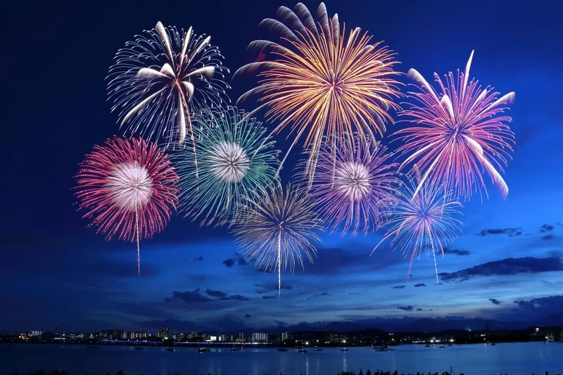 Xem ảnh pháo nổ đêm giao thừa rộ