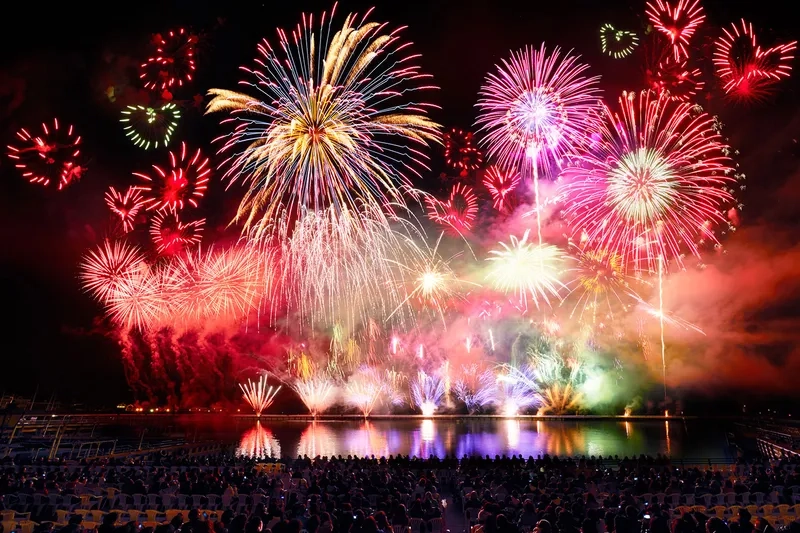 Tấm ảnh pháo nổ chào xuân an khang