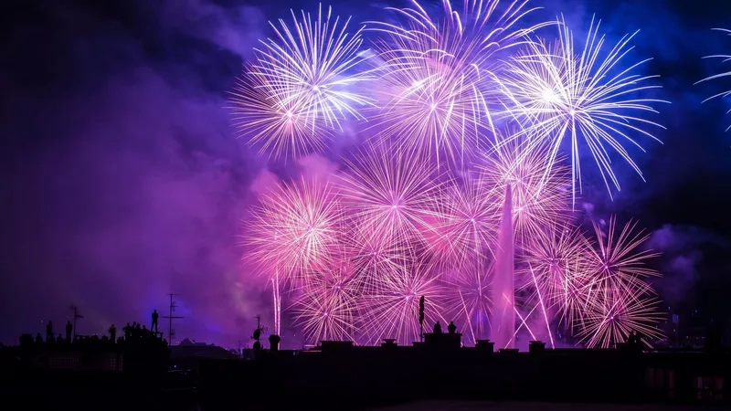 Tấm ảnh xác pháo đỏ trước sân nhà