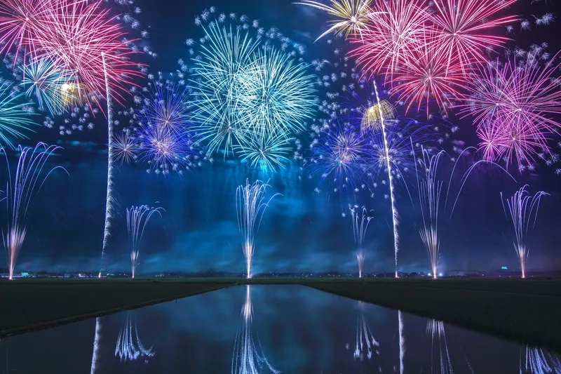 Tấm ảnh tiếng pháo nổ rước lộc hên