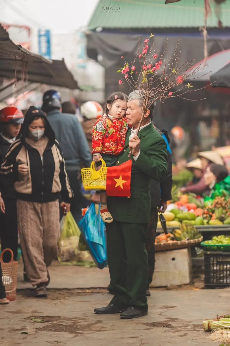 Cảnh ảnh xe chở đào tết chợ hoa tấp