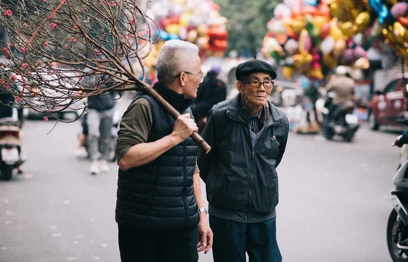 Bản ảnh chụp chợ đào tết nghệ thuật