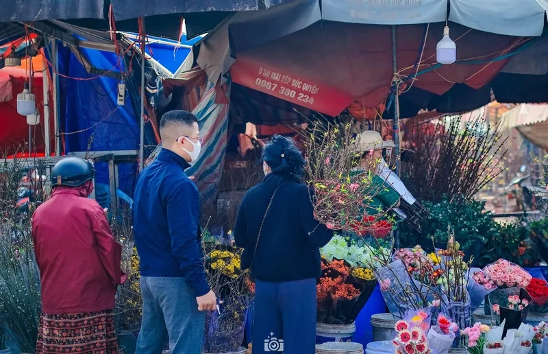 Tấm ảnh chợ hoa tết buổi sớm trong