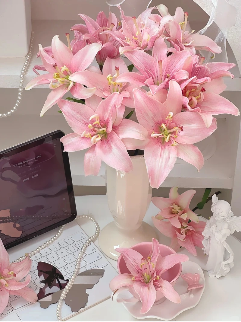 Đường nét hài hòa của hình nền hoa ly tinh tế