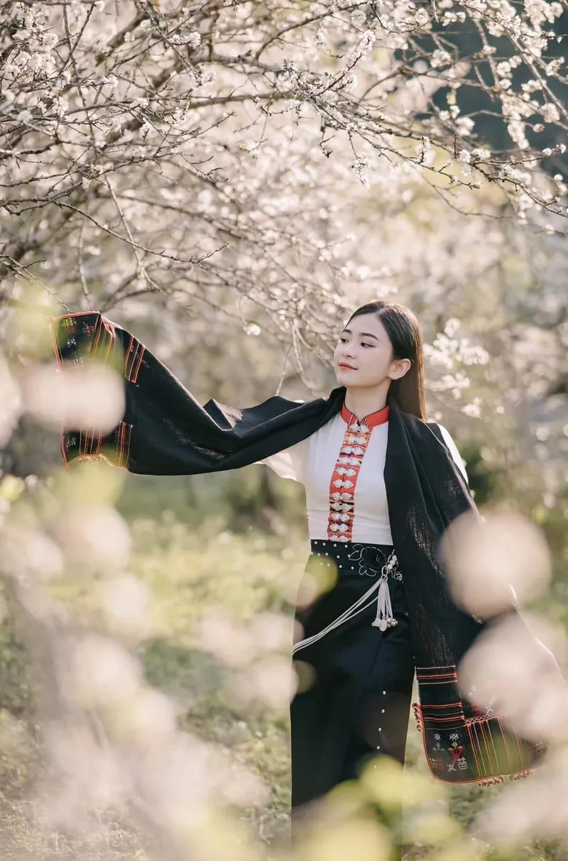 Tấm ảnh lễ hội xuân rước kiệu thiêng