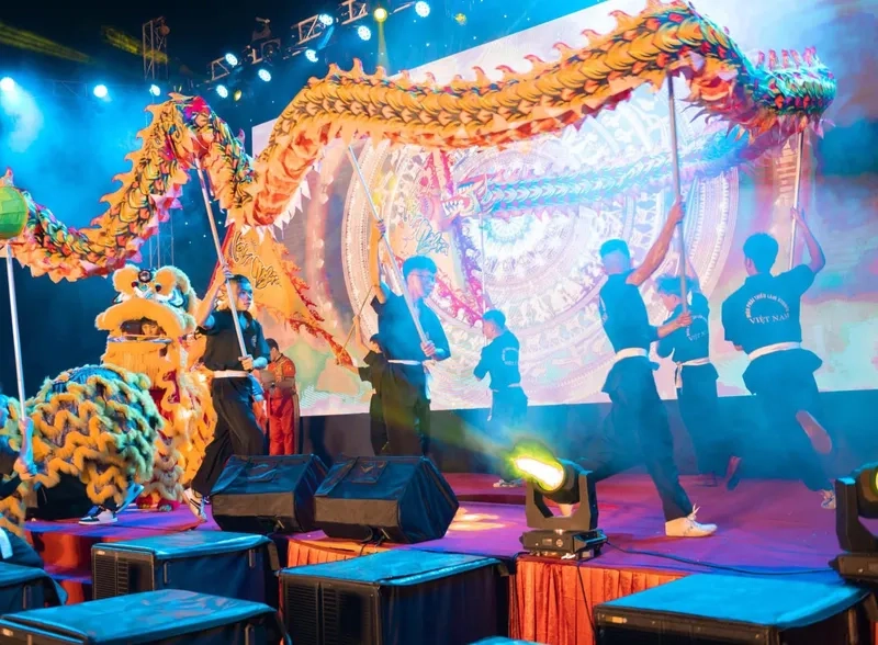 Tấm ảnh đội múa rồng tết chuyên