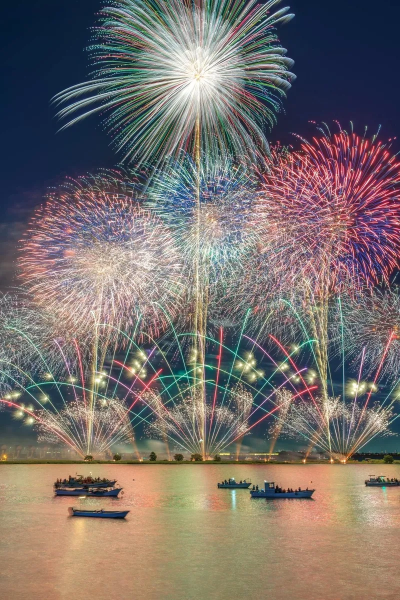 Ngắm ảnh pháo hoa ven sông thơ mộng quá