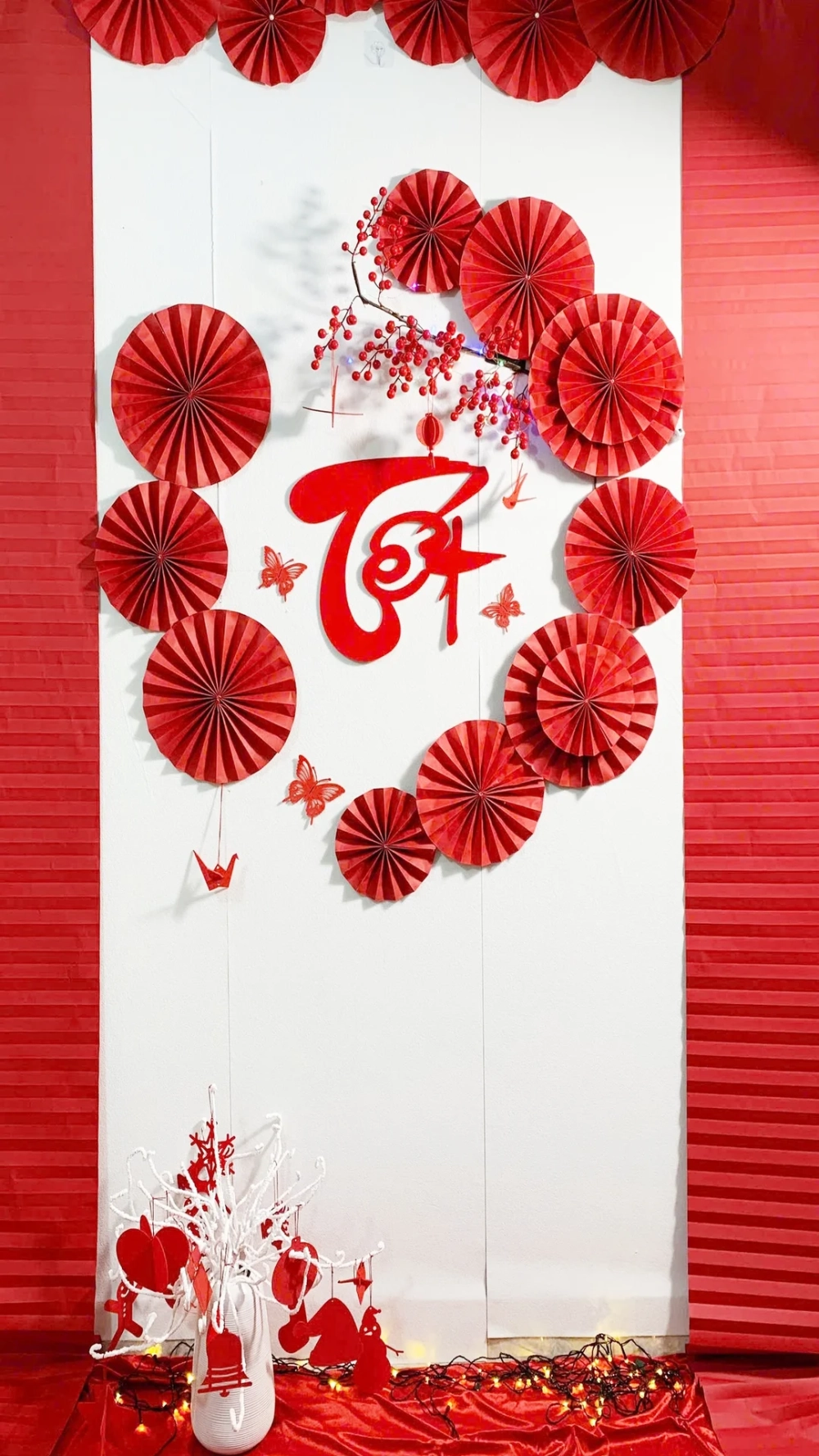 Giữ nét truyền thống với Hình nền quạt giấy đỏ truyền thống