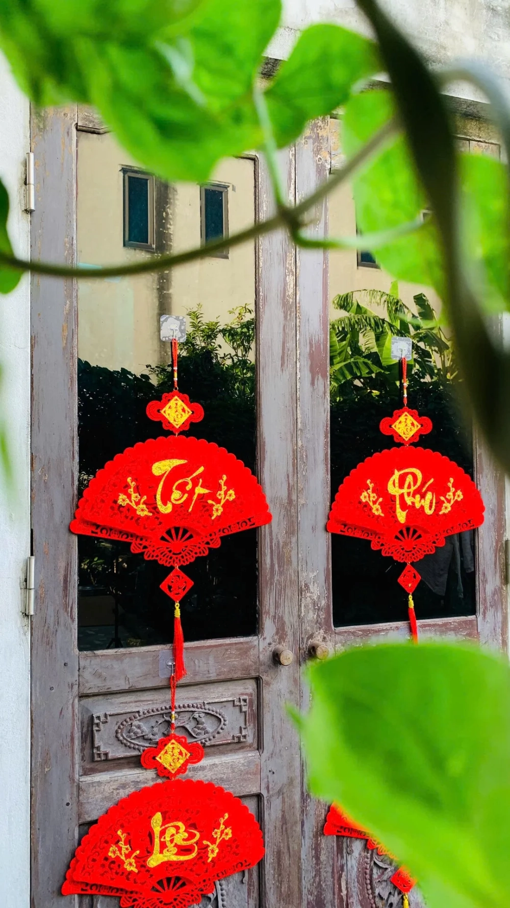 Nghệ thuật Tết tinh tế qua Hình nền quạt giấy đỏ nghệ thuật