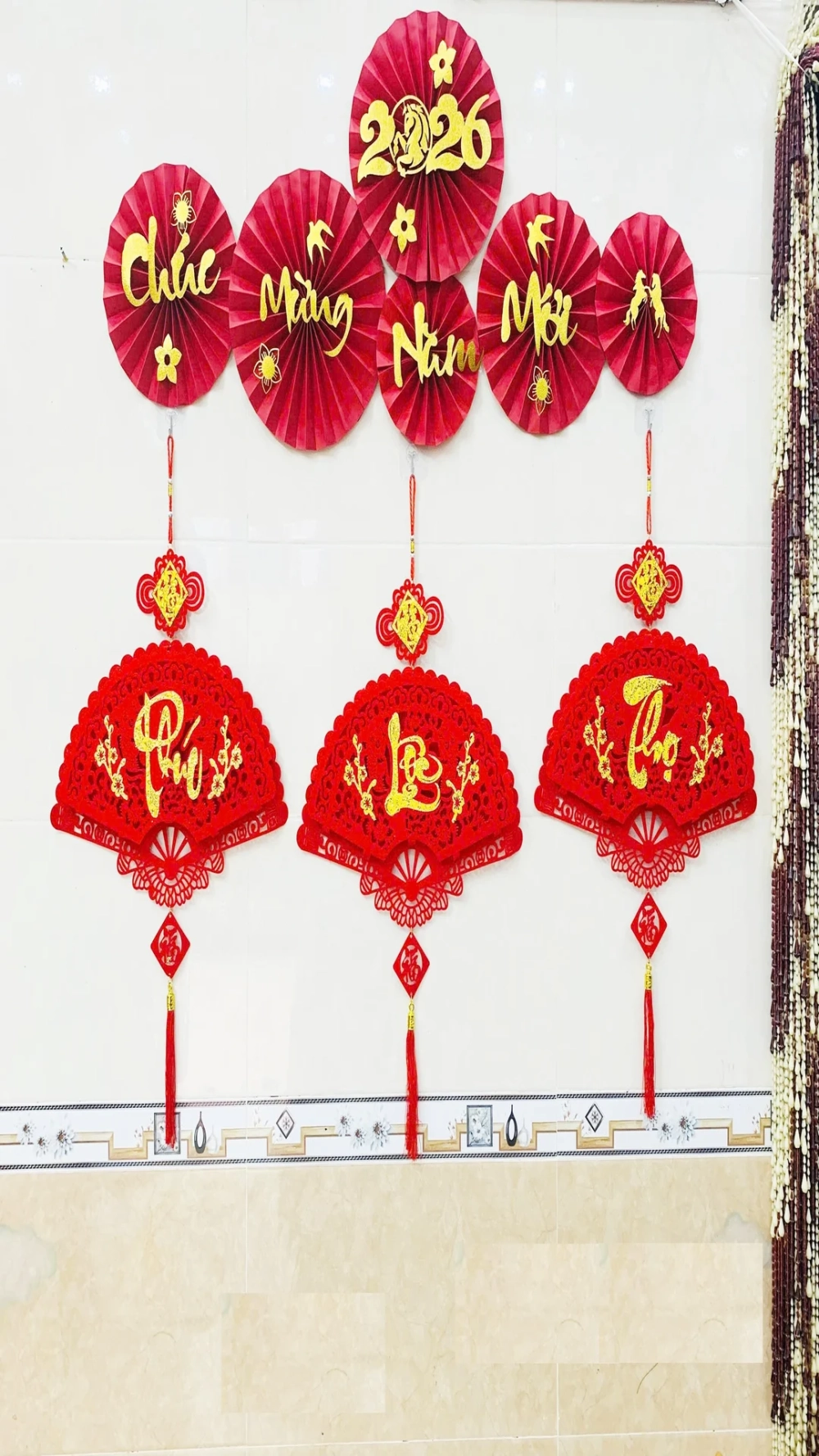 Chào năm mới rực rỡ với Hình nền quạt giấy đỏ mừng năm mới