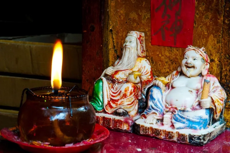 Buôn may bán đắt nhờ vị trí đặt bàn thờ thần tài thổ địa