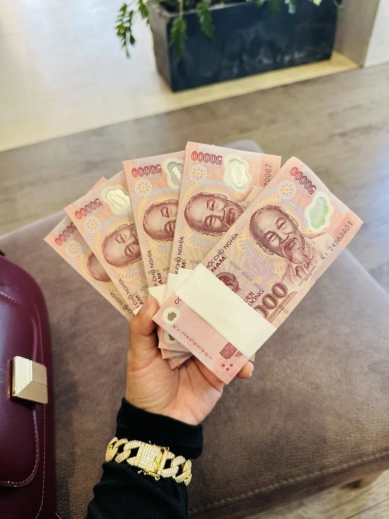 Ảnh xấp tiền mới gợi cảm giác giàu năng lượng