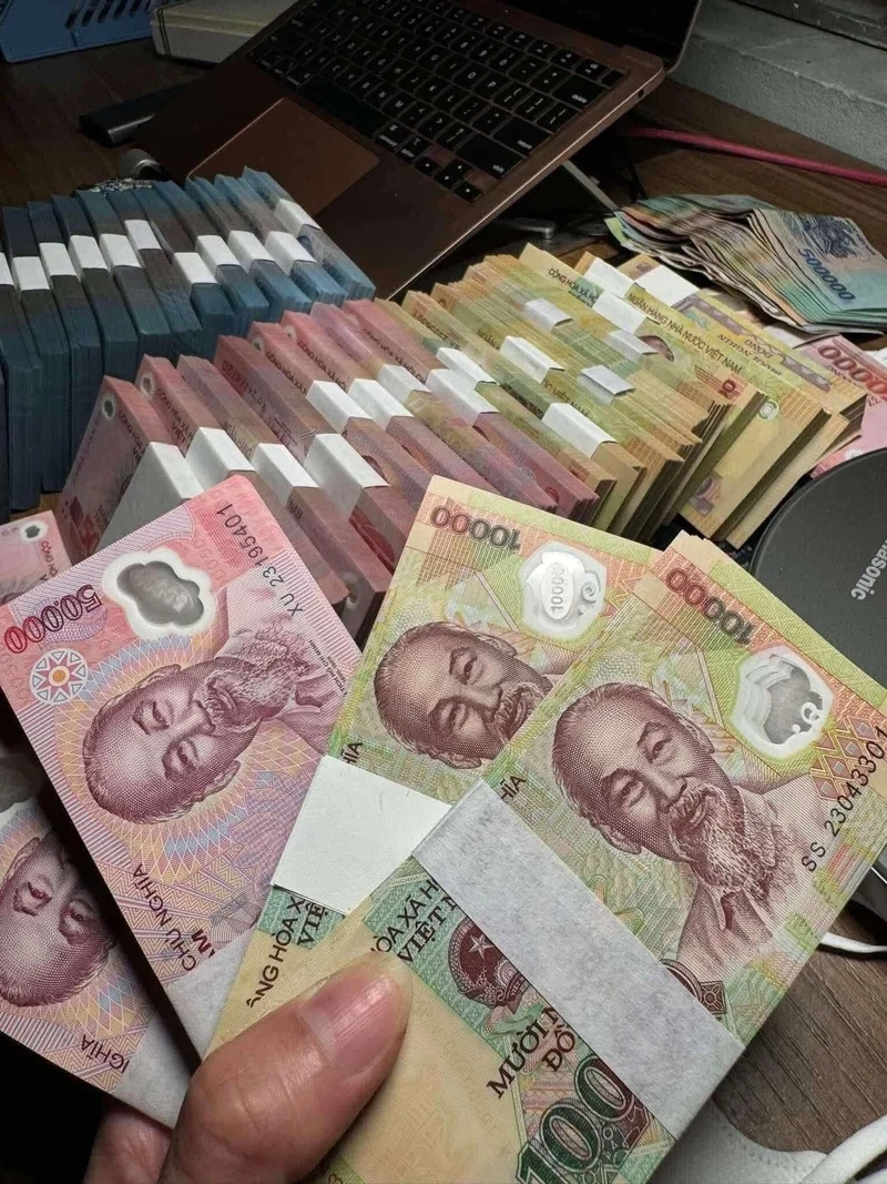 Ảnh xấp tiền mới mang ý nghĩa phát tài