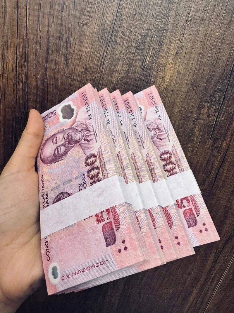 Ảnh xấp tiền mới cho không khí đầu xuân