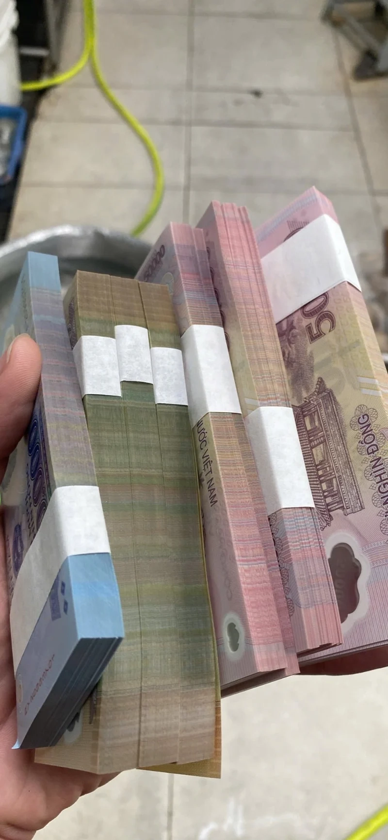 Chọn Ảnh xấp tiền mới làm hình may mắn